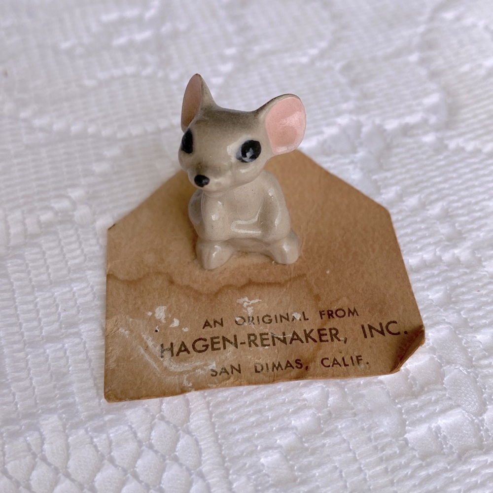 Hagen-Renaker Miniature Mouse Ceramic Figurine. Vintage 1970s. On original card